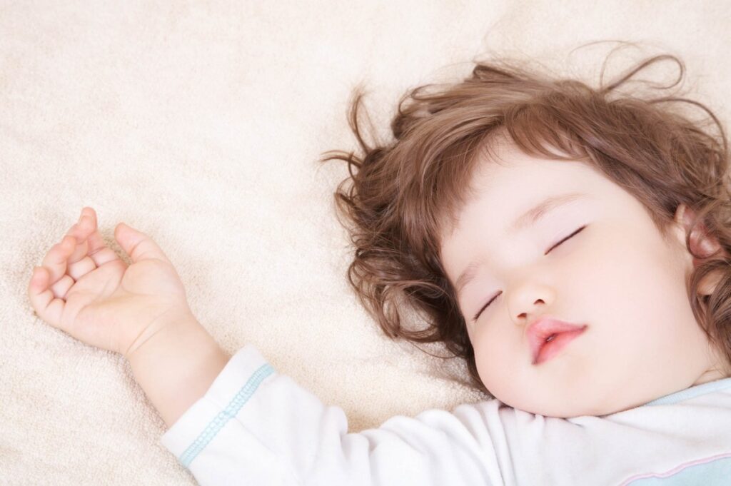 Поза, в которой спит ваш ребёнок — говорит о многом